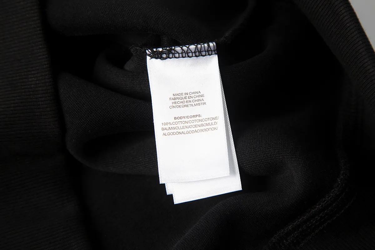P260 White background picture [Evergreen for all seasons] Style number: 26201# (on sale all year round) Color: black and white / black and red / navy white / saffron / off-white / matte pink / light blue / yellow / dark gray Size: S to XL - Ralph Lauren/Ralph Lauren 26SS new four seasons classic basic three-dimensional Malaysia LOGO-No. 3 armband solid color long-sleeved zipper cardigan sweatshirt - 380g double-sided cotton heavy fabric✅ - The original version has the same 7.5CM widened thread processing✅ - Three-dimensional Malaysian embroidery Customized brand pentagonal POLO zipper ✅ - Ralph Lauren classic Malaysian logo Polo｜Unlock the British retro sports style RL classic style for all seasons The fit is loose and can be easily controlled by both men and women Simple Clean and versatile 1.2cm retro original color hook silk drawstring Full of details Use 380 grams of heavy double-sided cotton to create a tall and straight silhouette The iconic Malaysian embroidery logo interprets American origin. The solid color system can easily control formal and casual scenes.
